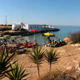 Di pi� facile accesso � la zona adiacente situata pi� a sud: �Cala fetente�, raggiungibile attraverso un sentiero sterrato. Qui � presente una sorta di piccolo lido (con bar), anche se a essere pi� frequentati sono gli scogli attorno alla cala, che seppur scomodi sono molto battuti soprattutto dai giovani (foto di Antonio Caradonna)
 